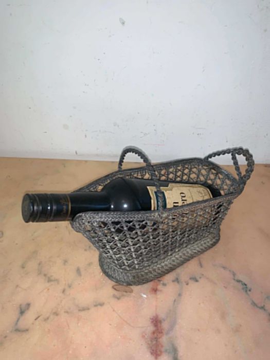 Fructiera cu suport de vin din sarma impletita