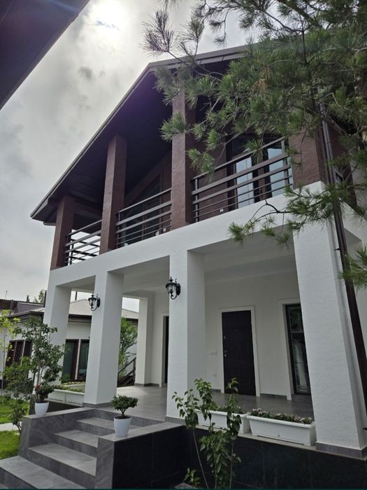 Продается свой новый дом-дача с зимним и летним бассейнами