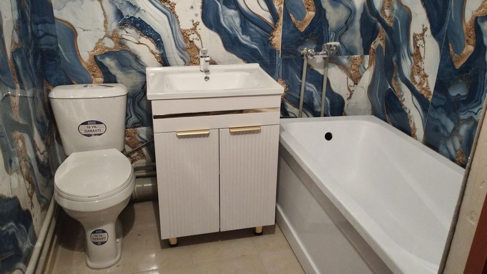 Унитаз,шкаф, вешалка