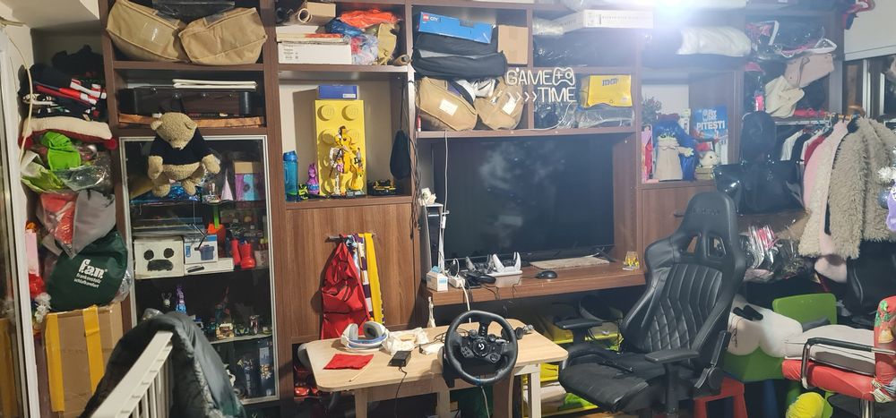 Vând biblioteca din lemn masiv asamblata pe loc nu se separa în module