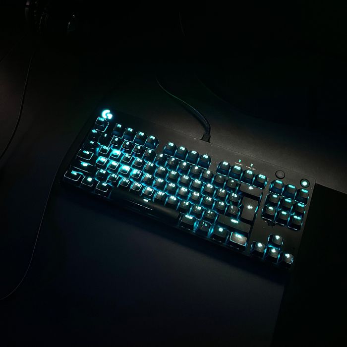 Продам клавиатуру Logitech G Pro X