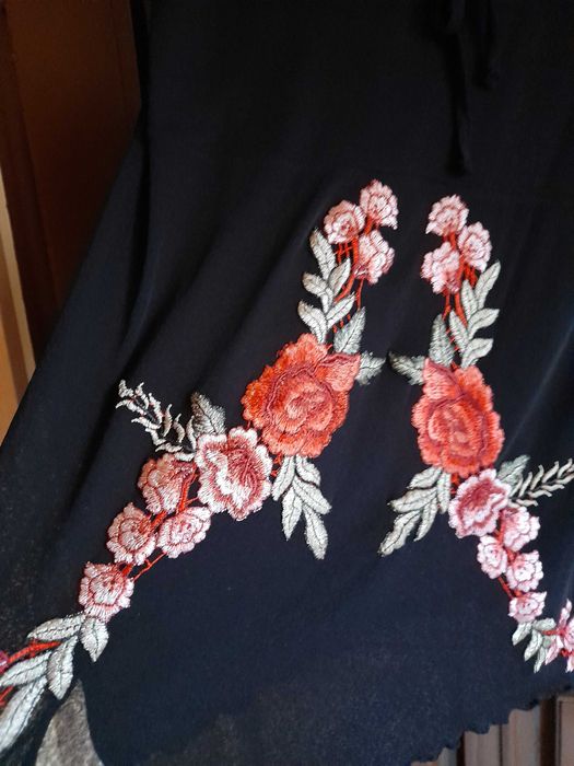 Bluza dama, eleganta, neagra, personalizata cu aplicatie trandafiri rosii brodati, matase sintetica XL- XXL-unicat