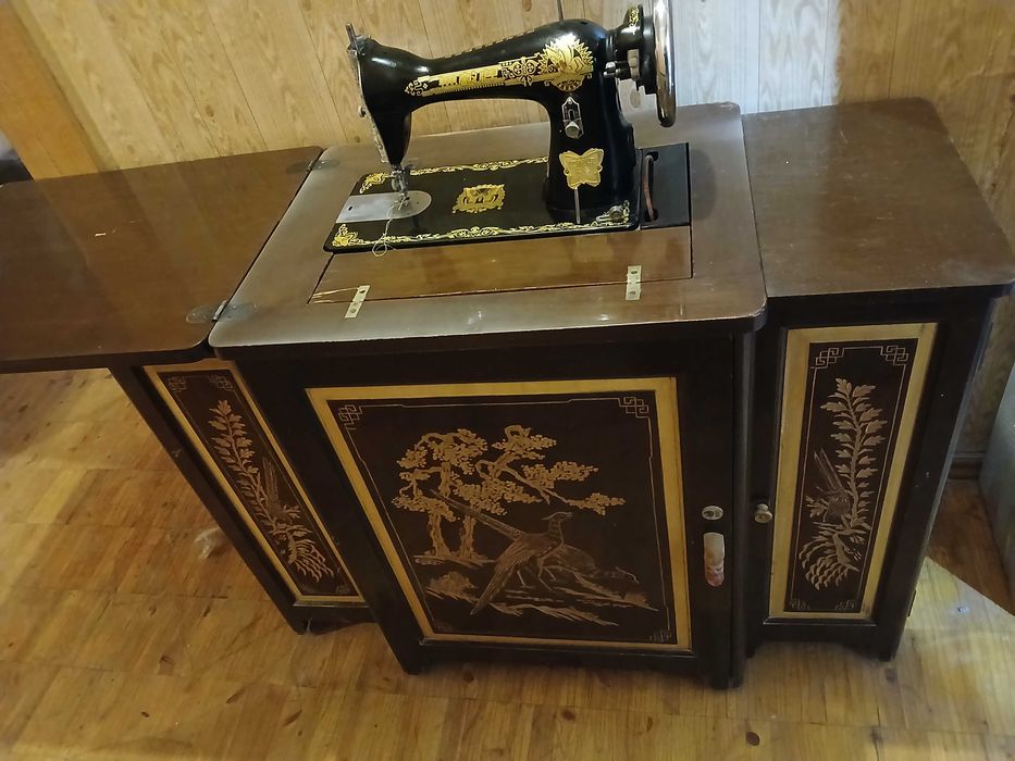 Антикварная швейная машинка