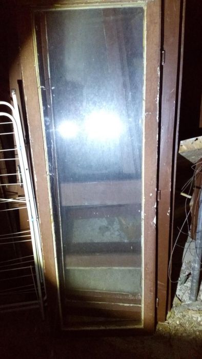 Стари прозорци със стъкла, черчевета и врати.