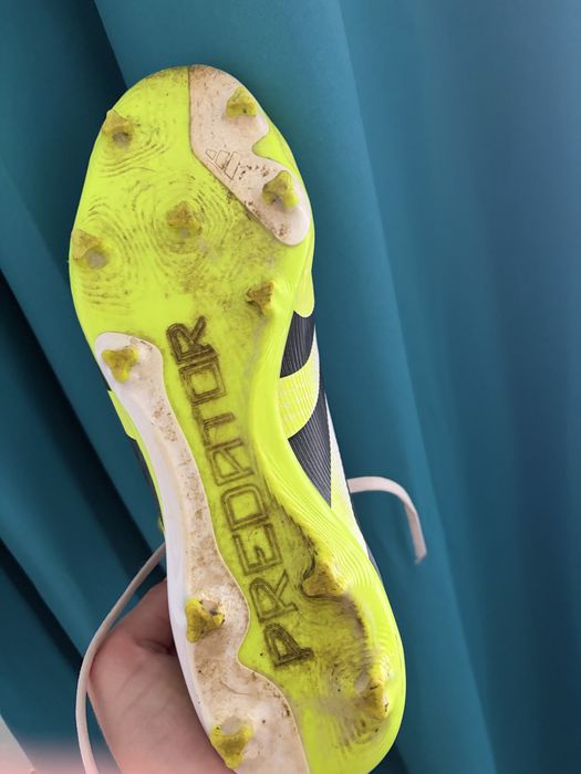 Vand ghete fotbal adidas predator