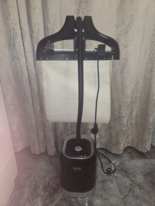 Fier de calcat vertical cu aburi Tefal