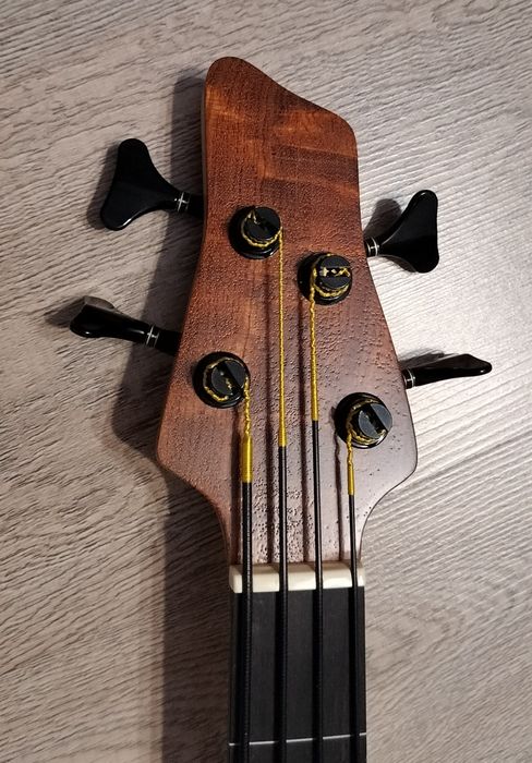 Безладовая бас гитара