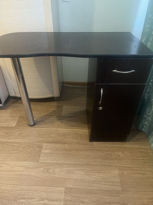 Продам маникюрный столик