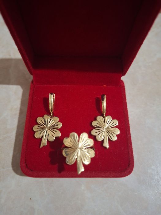 Продам золотой набор жёлтое золото, 585 пробы 8,9 гр  цена 400 тыс