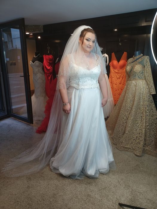 Rochie mireasa + voal lung cu perle