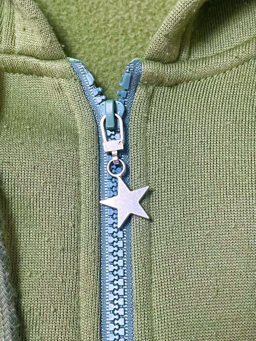 Зелен суичър с цип във формата на звезда