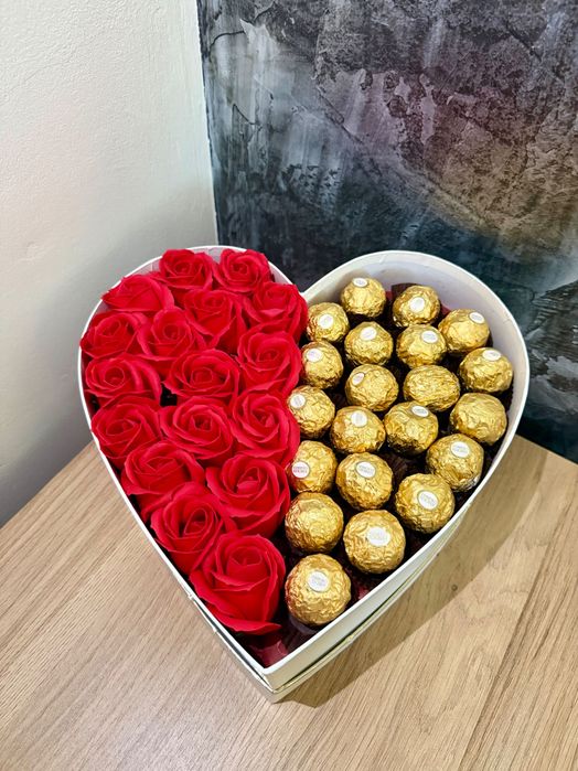 Подаръчна кутия сърце с Ferrero Rocher и декоративни рози