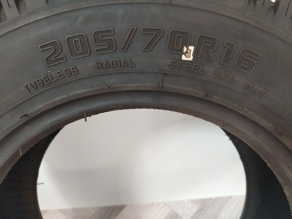 Продам резину 205/70 R16