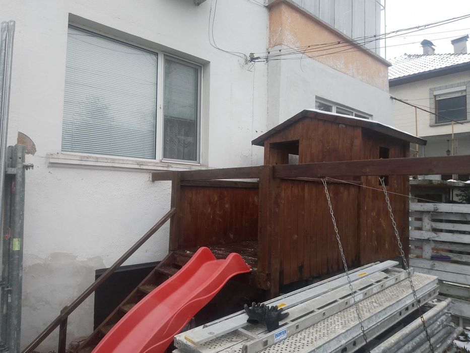 Детска къщичка с пързалка и люлки