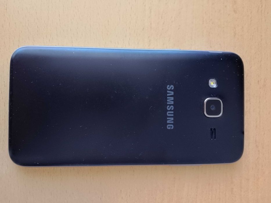 Продавам телефон Samsung j 3 от 2016 г. с 
вътрешна  памет 8GB