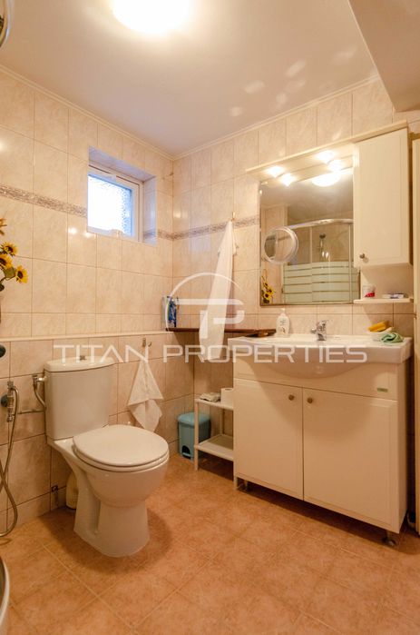 Триетажна къща с гараж в Кючук Париж