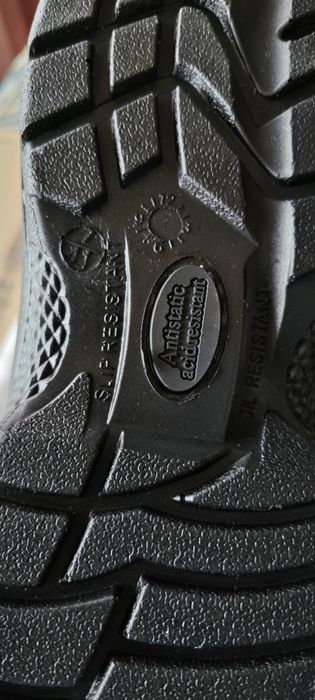 Предпазни обувки с бомбе