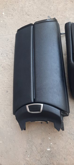 Продам верхную крышку от подлокодника (бара) мерседес w213