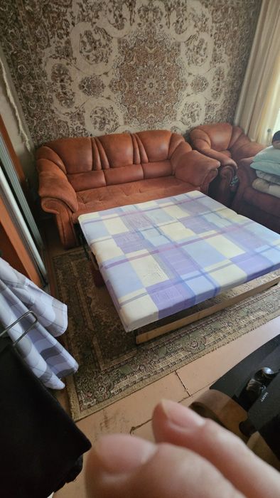Продам мягкий уголок,диван два кресла