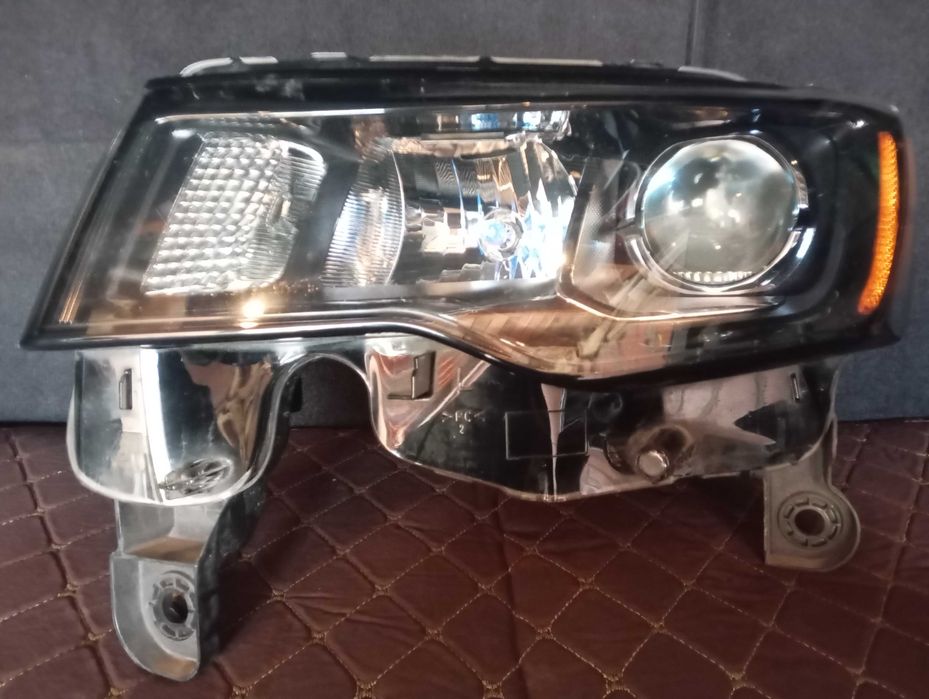 Продавам ляв фар за Гранд чероки