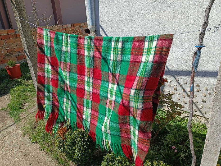 Продавам губер, 2 бр. юргани, 2 бр. родопски одела - чисто нови