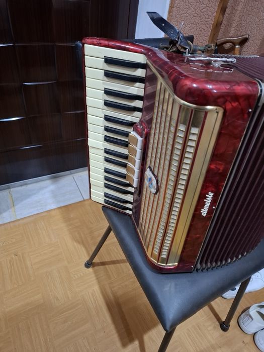 Продавам акордеони- два броя. Всеки по 160 евро.