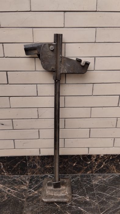 Домкрат для автомобиля Газ 24 .