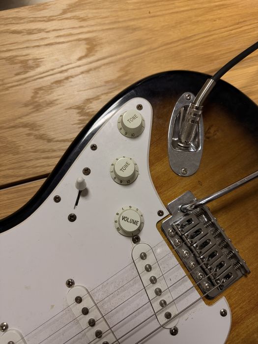 Продавам Squier by Fender Stratocaster в класически Sunburst цвят.