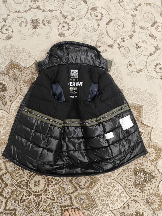 Зимняя зелёная куртка.