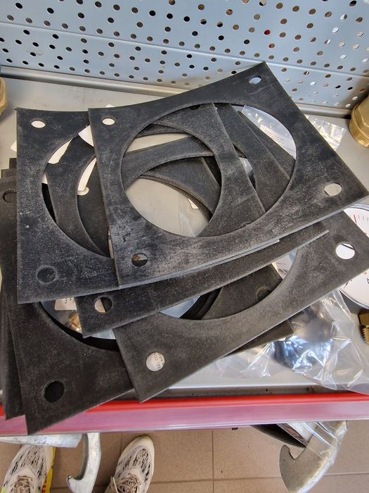 Garnitura flanșa robinet vidanja 4.5.6 toli import Italia 75 lei tva i