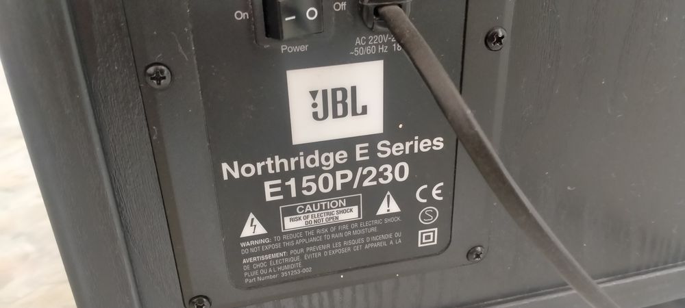 Сабвуфер активный JBL.