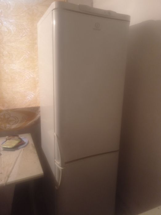 Холодильник indesit