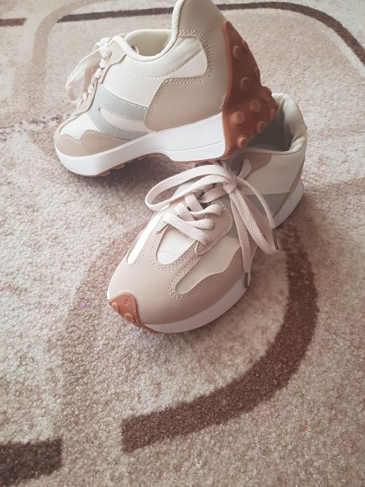 Дамски сникърси ..