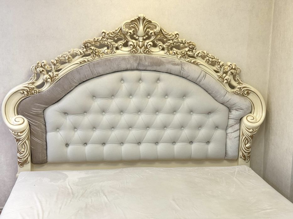 Кровать с прикроватнами тумбами