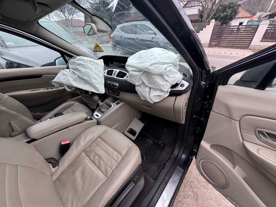 Dezmembram Renault Grand Scenic 1.9 dci 2011