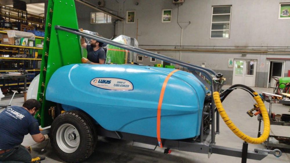 Опрыскиватель 2000 литров для сада Пирамида