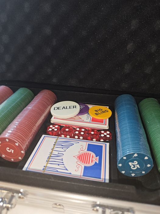 Пълен покер комплект в алуминиев куфар – 300 чипа (нов)