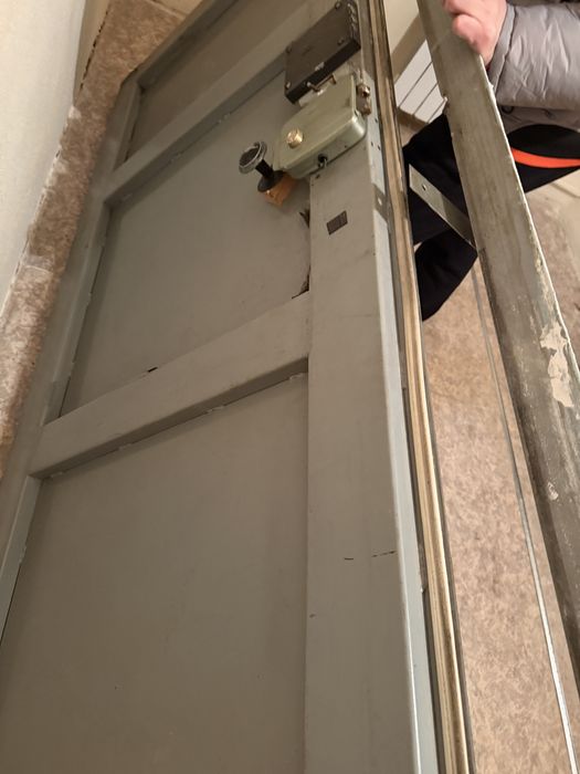 Дверь металлическая с замком