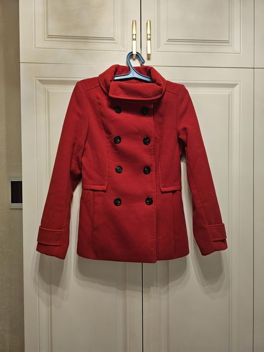 Красивое красное пальто