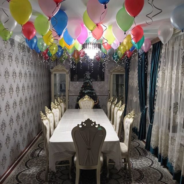 Stol stullar sotiladi. Yongʻoqdan yasalgan. 12 kishilik