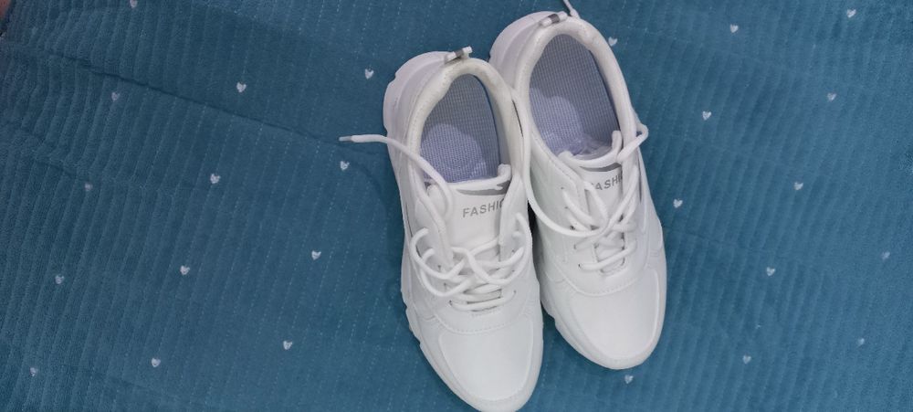 Продам новые белые кроссовки