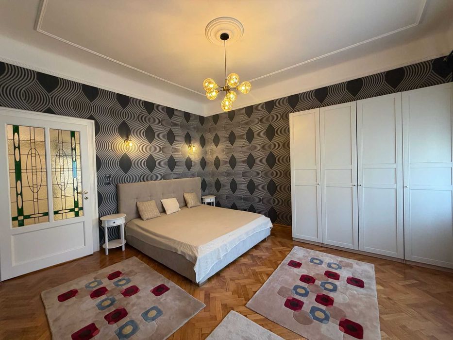 Inchiriem apartament la casa 3 camere - 2 bai - 105 mp - garaj - Central