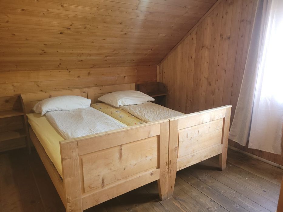 Cabană cu 4 dormitoare pe malul lacului surduc/hidrobiciclete/Paddle board/ponton/ 8-19 persoane