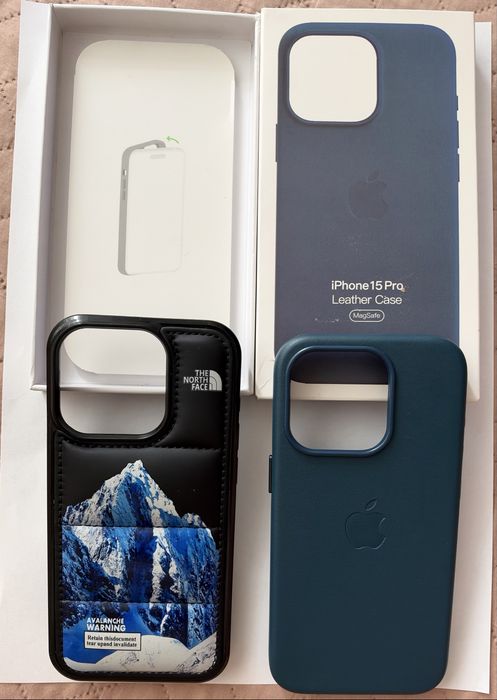 Huse iPhone 15 Pro – Apple Leather Case + The North Face