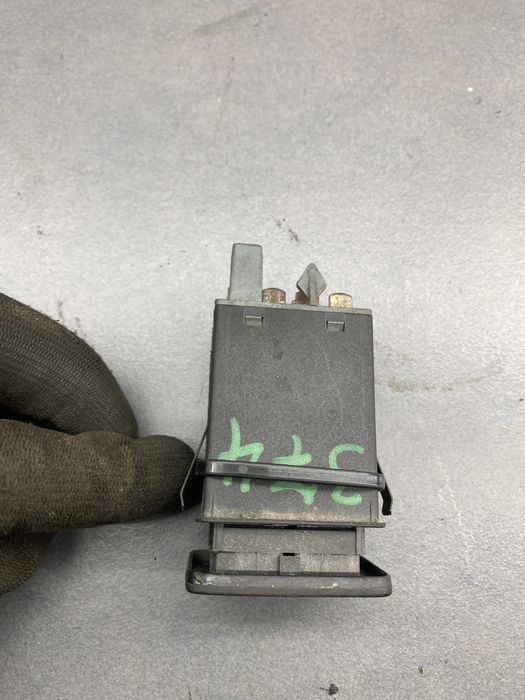 Buton avarie AJ0 953 235 C Volkswagen VW Golf 1998 1.4 MT (75 hp)