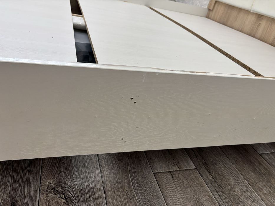 Подается кровать ,шкаф