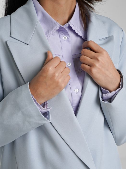 Голубой нежный костюм отлично смотрится с джинсами также с классикой