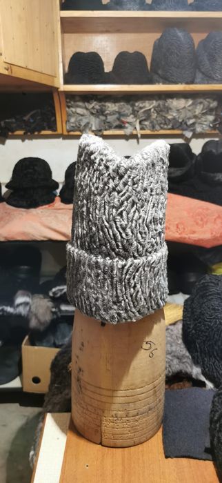 Caciuli cu bordura negre si brumarii