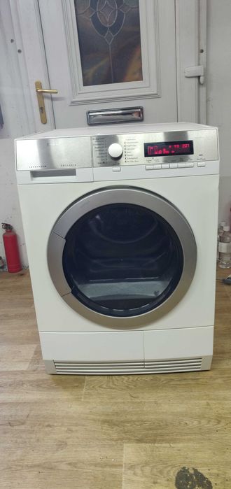 Uscator de rufe AEG cu pompa de caldura de 8-kg