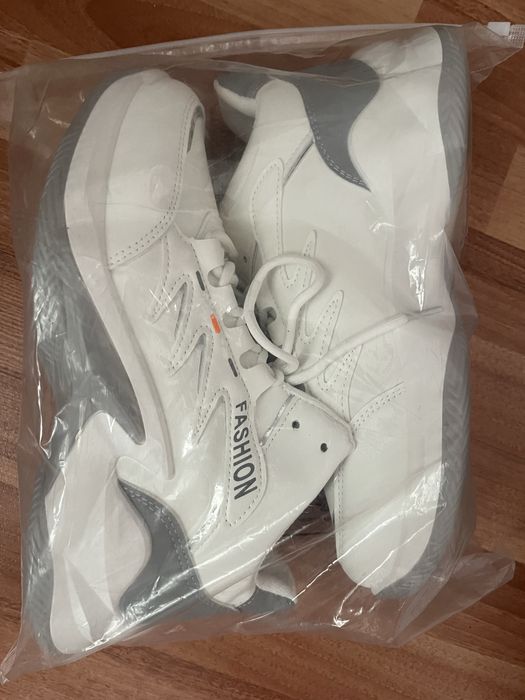 Спортивные кроссовки